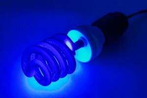 uv compact - ultraviolet ccfl - lampe fluorescente à cathode froide sur surface blanche photo