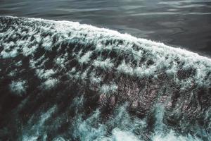 vue aérienne sur les vagues de l'océan. fond d'eau bleue photo