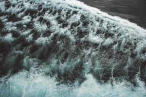 vue aérienne sur les vagues de l'océan. fond d'eau bleue photo