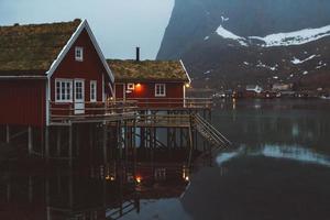 Norvège maisons et montagnes rorbu rochers sur fjord photo