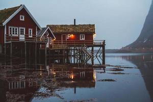 Norvège maisons et montagnes rorbu rochers sur fjord photo