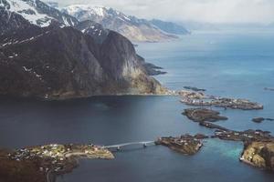 paysage pittoresque des pics, des lacs et des maisons des îles Lofoten photo