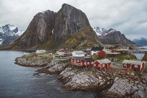 maisons de pêcheurs rouges au bord de la mer et des montagnes photo