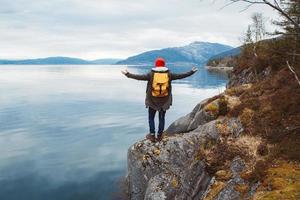 homme debout au bord du lac photo