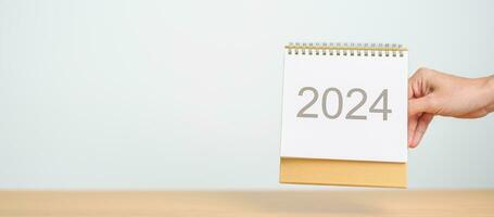 2024 année calendrier sur table Contexte. content Nouveau année, résolution, buts, plan, action, mission et financier concept photo