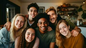 une groupe de Jeune adultes à l'intérieur souriant à la recherche à caméra photo