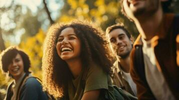 une groupe de Jeune adultes souriant en plein air profiter la nature photo