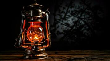 antique lanterne embrasé avec brillant Orange lumière photo