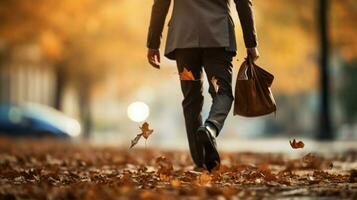 l'automne feuilles chute homme d'affaire en marchant en plein air photo