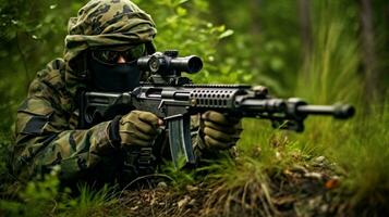 camouflé soldat objectifs à cible avec fusil photo