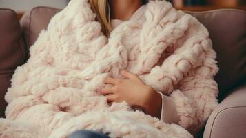 confortable la laine couverture sur canapé main en portant oreiller pour relaxation photo