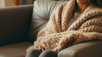 confortable la laine couverture sur canapé main en portant oreiller pour relaxation photo