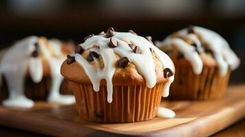 fait maison Chocolat puce muffin avec crémeux glaçage sur en bois table photo