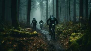 Hommes cyclisme par forêt extrême des sports aventure photo
