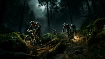 Hommes cyclisme par forêt extrême des sports aventure photo