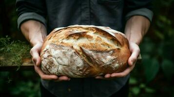 un la personne en portant fait maison cuit pain une rafraîchissant casse-croûte photo