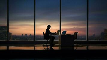 silhouette homme d'affaire travail sur ordinateur dans vide Bureau photo