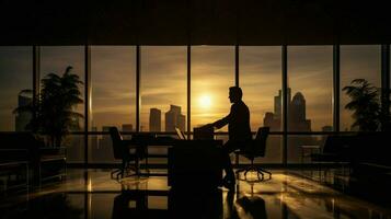 silhouette homme d'affaire travail sur ordinateur dans vide Bureau photo