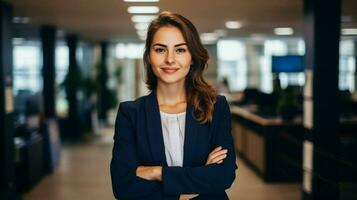 souriant femme d'affaires permanent dans Bureau sur de soi photo