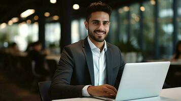 souriant homme d'affaire à l'intérieur à la recherche à caméra travail sur photo