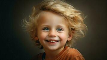 souriant de bonne humeur enfant avec blond cheveux rayonne bonheur photo