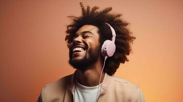 souriant Jeune adulte profiter la musique avec écouteurs photo