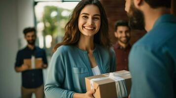 Jeune adultes souriant en portant paquet profiter La technologie photo