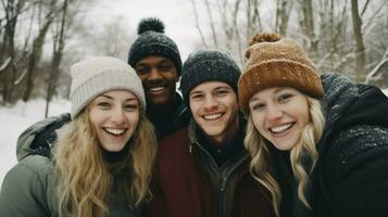 Jeune adultes dans chaud Vêtements souriant à la recherche à caméra photo