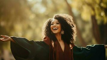 Jeune africain américain femme fête l'obtention du diplôme Succès photo