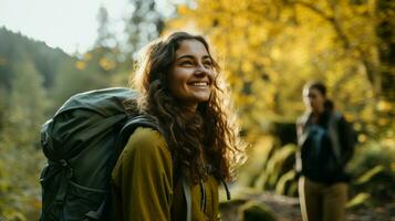 Jeune femmes profiter la nature randonnée dans le forêt souriant photo