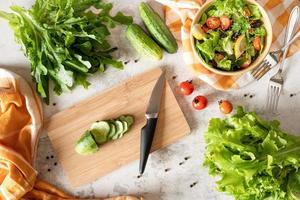 vue de dessus de la préparation d'une salade de légumes à partir de légumes biologiques