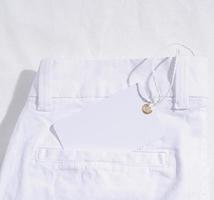 jeans d'été blanc sur fond de tissu blanc avec étiquette de prix vierge photo