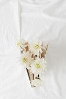 livre avec des fleurs de chrysanthème blanc sur fond blanc