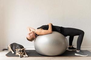 femme allongée sur le ballon de fitness s'échauffant avant l'entraînement photo