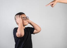 le garçon se sent triste après que les parents l'aient grondé photo