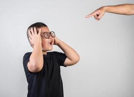 le garçon se sent triste après que les parents l'aient grondé photo