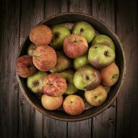 Frais pommes dans une rustique bol photo