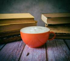 Frais cappuccino et certains livres photo