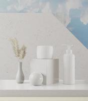 pot et pompe pour cosmétiques et vase à fleurs sur fond blanc.