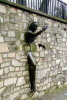 le passer par des murs statue - France 2022 photo