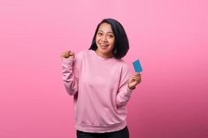 portrait belle jeune femme asiatique sourire avec carte de crédit photo