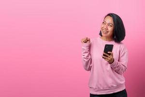 portrait belle femme asiatique excitée avec smartphone photo
