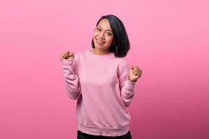 jeune femme asiatique étonnée par l'expression du succès avec impatience