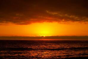 beau coucher de soleil orange photo