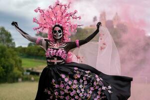 enchanteur catrina une dia de los muertos séance photo dans de cholula cempasuchil des champs, encadré par le iconique cholule église célébrer beauté tradition et le enchanteur rose fumée