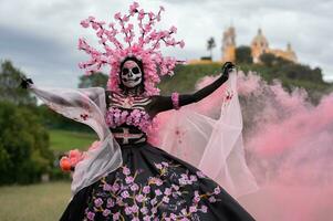 enchanteur catrina une dia de los muertos séance photo dans de cholula cempasuchil des champs, encadré par le iconique cholule église célébrer beauté tradition et le enchanteur rose fumée