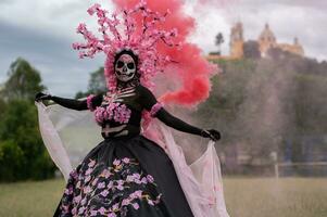 enchanteur catrina une dia de los muertos séance photo dans de cholula cempasuchil des champs, encadré par le iconique cholule église célébrer beauté tradition et le enchanteur rose fumée