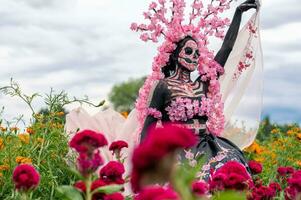 glorieux élégance dans le cœur de cholule cempasuchil des champs une fascinant journée de le mort séance photo, avec une étourdissant femme transformé dans une catrine, payant à le tradition de mourir de muertos photo