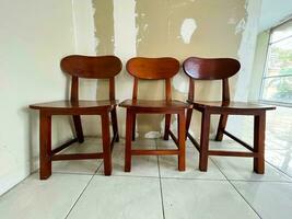 Trois bois chaises sur blanc Contexte dans Bureau ou chambre. Facile minimaliste intérieur, personne, gratuit espace. emploi recrutement, direction et affaires dû covid-19 virus, maquette photo