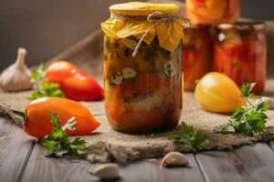 fait maison pots de mariné poivrons sur une rustique en bois Contexte. mariné et conservé des produits. suivant Ingrédients pour cuisine photo